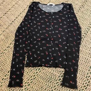 Long sleeve tee with buttons.